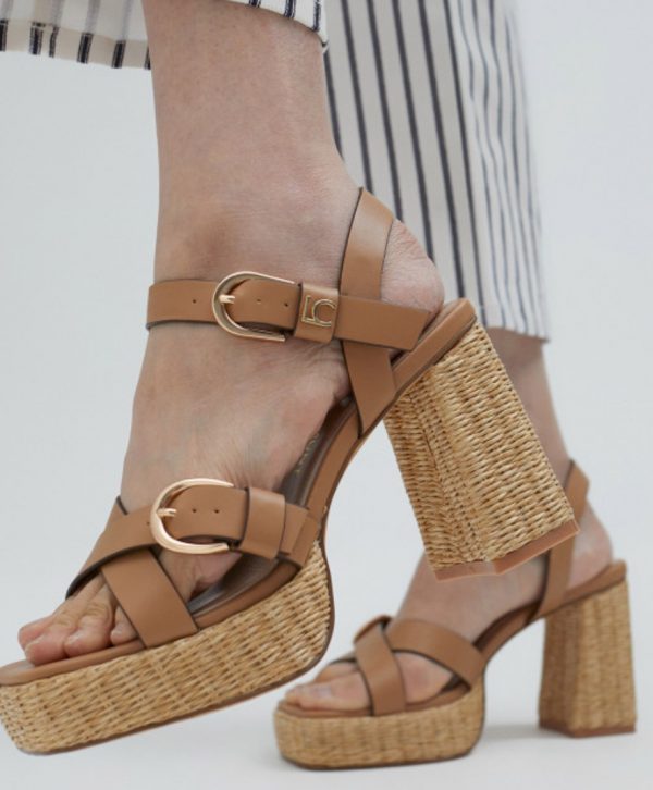 LOLA CASADEMUNT LS2505042 Sandalia de tacón en efecto fibra natural con tira MARRON - Imagen 2