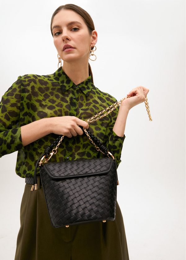 LOLA CASADEMUNT Bandolera con solapa material trenzado efecto piel NEGRO - Imagen 2