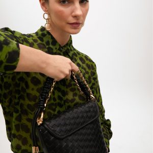 LOLA CASADEMUNT Bandolera con solapa material trenzado efecto piel NEGRO