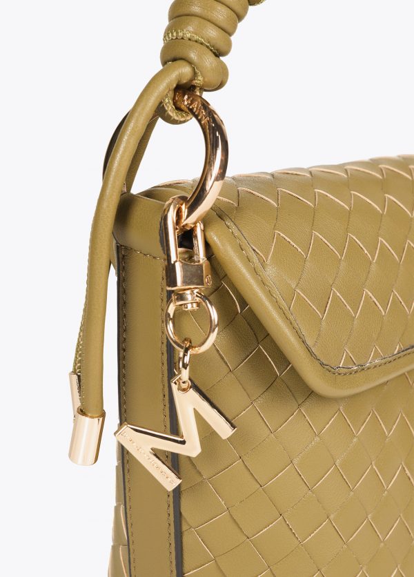 LOLA CASADEMUNT Bandolera con solapa material trenzado efecto piel KAKI MF2504003 - Imagen 2