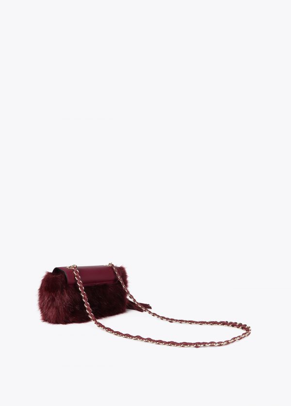 LOLA CASADEMUNT Bandolera pelo con solapa efecto piel BURDEOS MF2504007 - Imagen 2