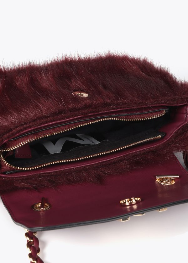 LOLA CASADEMUNT Bandolera pelo con solapa efecto piel BURDEOS MF2504007 - Imagen 3