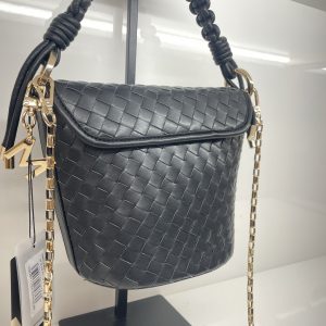 LOLA CASADEMUNT Bandolera con solapa material trenzado efecto piel NEGRO MF2504003