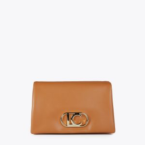LOLA CASADEMUNT LF2504003 Bandolera efecto piel con tres compartimentos y solapa. CAMEL