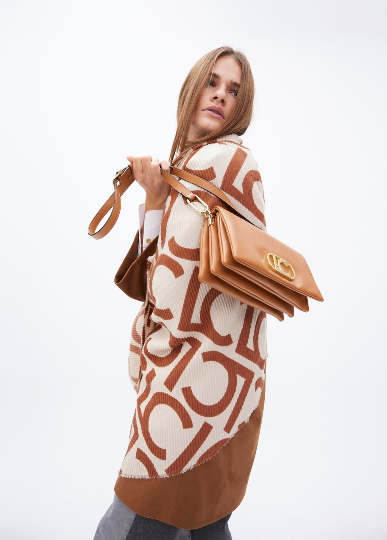 LOLA CASADEMUNT LF2504003 Bandolera efecto piel con tres compartimentos y solapa. CAMEL - Imagen 4