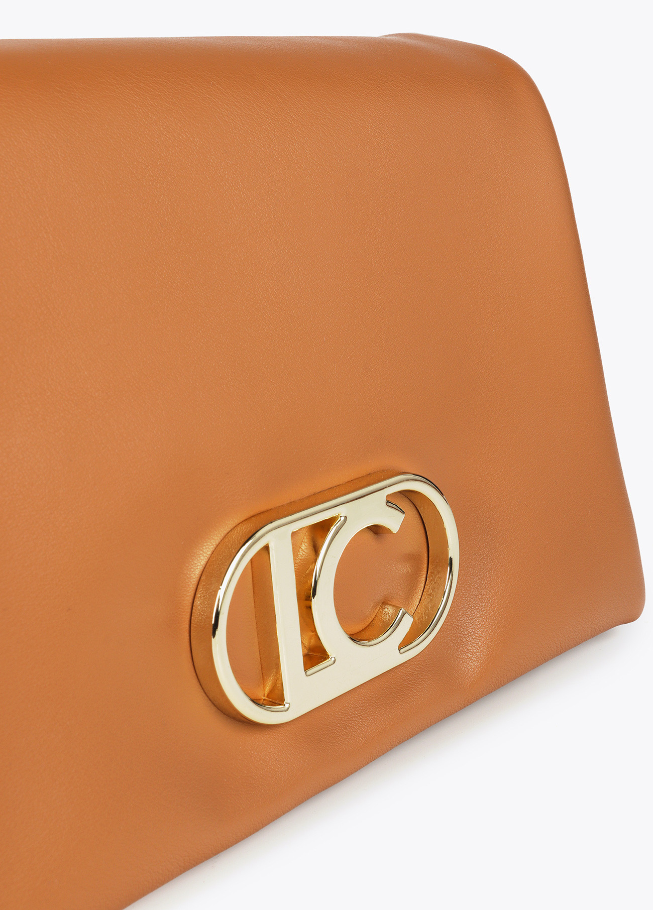 LOLA CASADEMUNT LF2504003 Bandolera efecto piel con tres compartimentos y solapa. CAMEL - Imagen 3