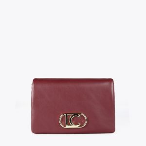 LOLA CASADEMUNT LF2504003 Bandolera efecto piel con tres compartimentos y solapa. BURDEOS