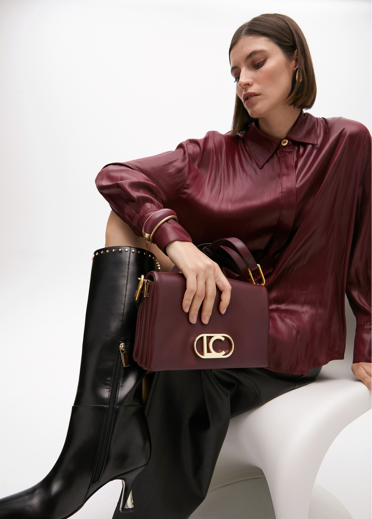 LOLA CASADEMUNT LF2504003 Bandolera efecto piel con tres compartimentos y solapa. BURDEOS - Imagen 2