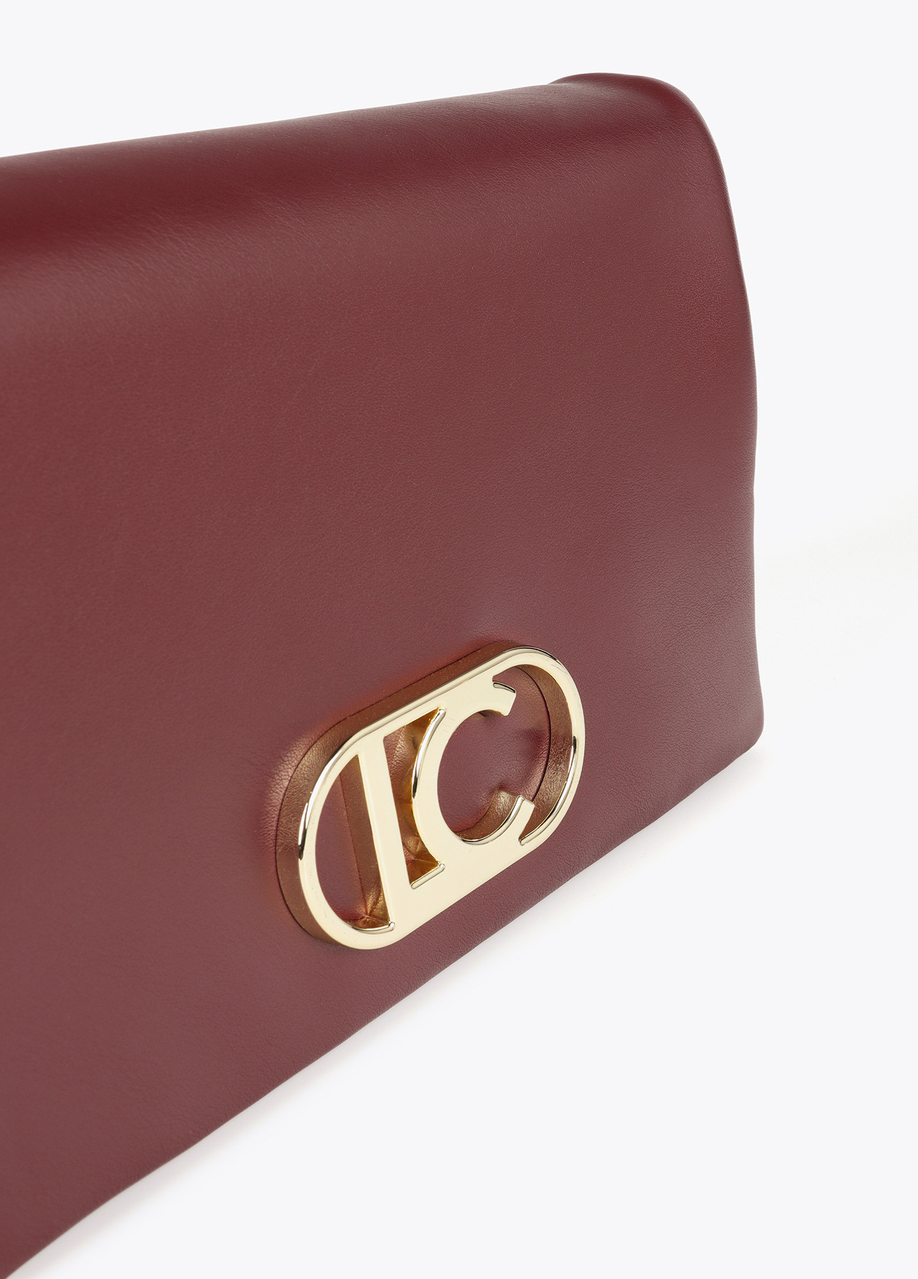 LOLA CASADEMUNT LF2504003 Bandolera efecto piel con tres compartimentos y solapa. BURDEOS - Imagen 3