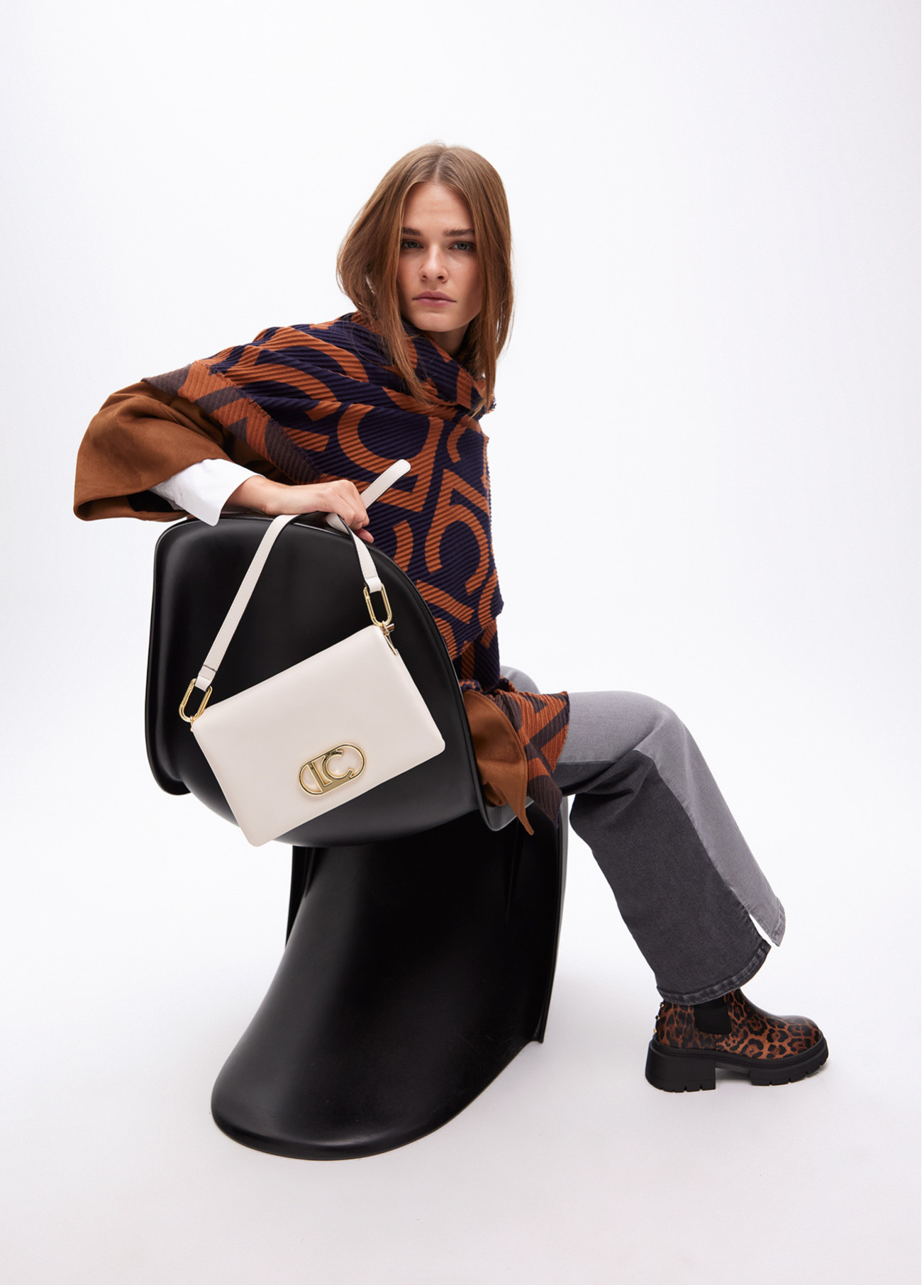 LOLA CASADEMUNT LF2504003 Bandolera efecto piel con tres compartimentos y solapa. CRUDO - Imagen 4