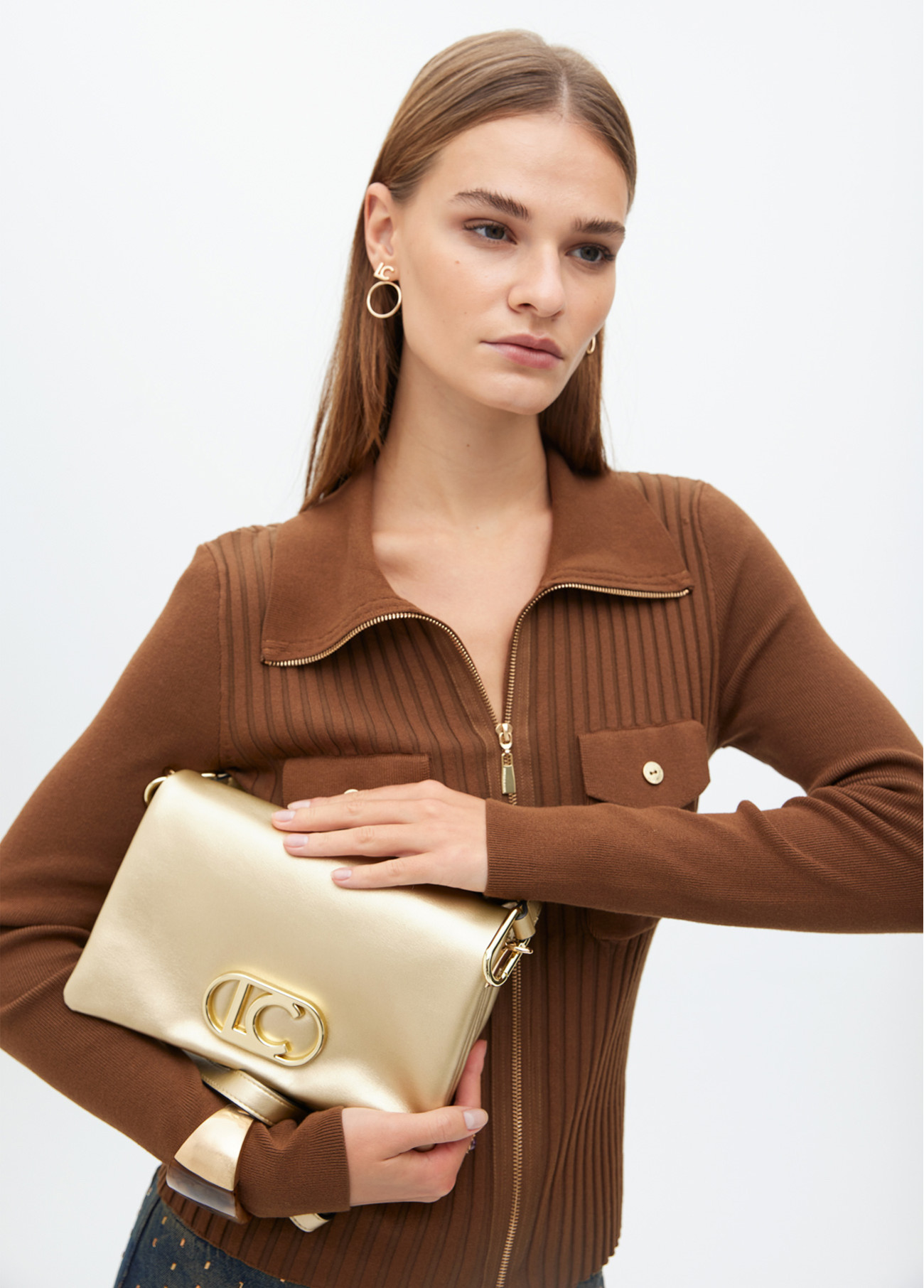 LOLA CASADEMUNT LF2504003 Bandolera efecto piel con tres compartimentos y solapa. DORADO - Imagen 3