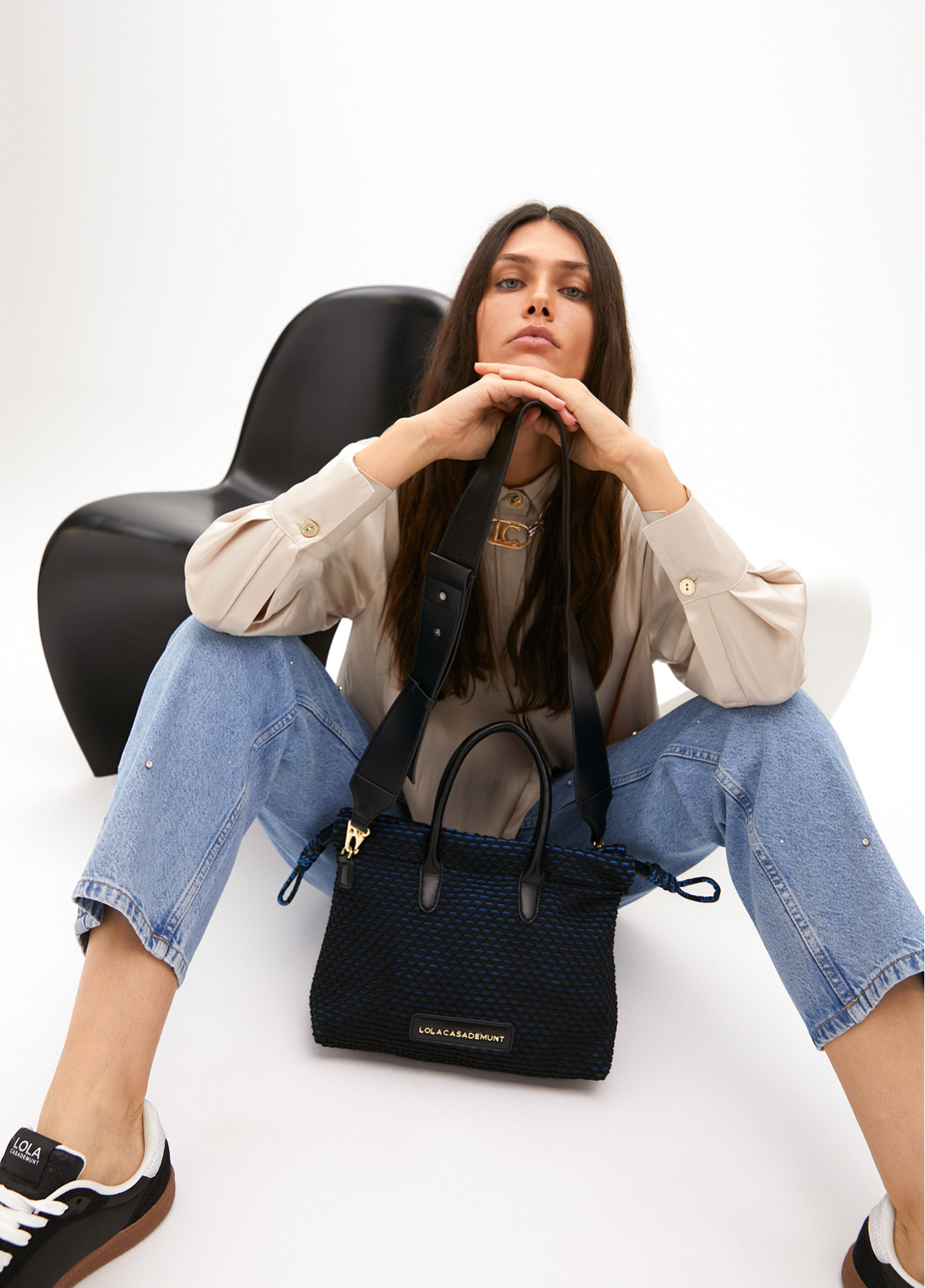 LOLA CASADEMUNT LF2504078 Bandolera tejido rejilla interior azul NEGRO-AZUL