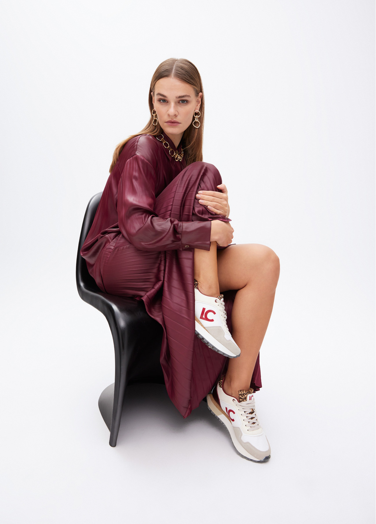 LOLA CASADEMUNT LF2505001 Deportiva con suela personalizada y estampado animal y detalles en piel GRIS - Imagen 3