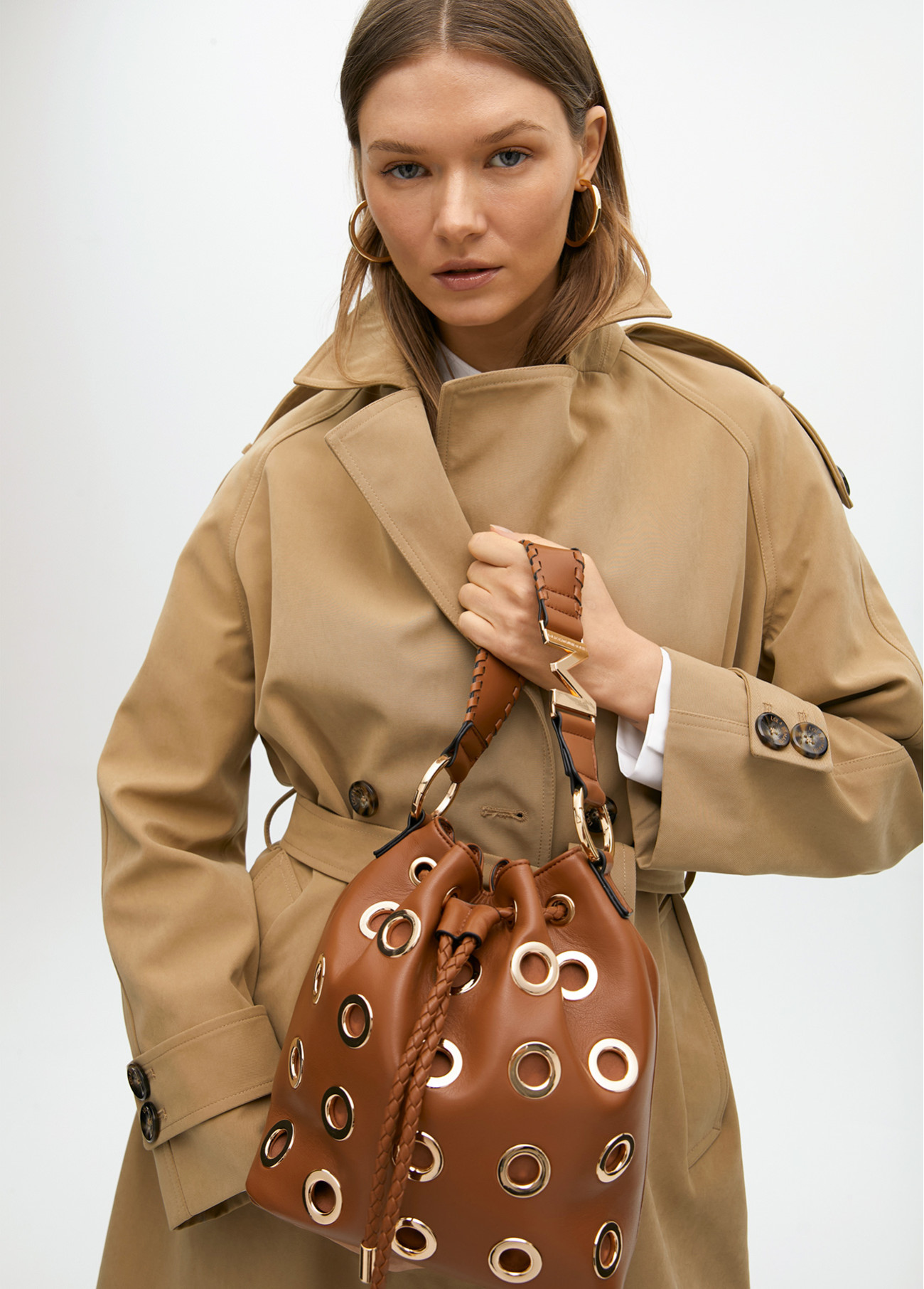 LOLA CASADEMUNT MF2504002 Bolso judas con ojales metalizados circualres MARRON - Imagen 4