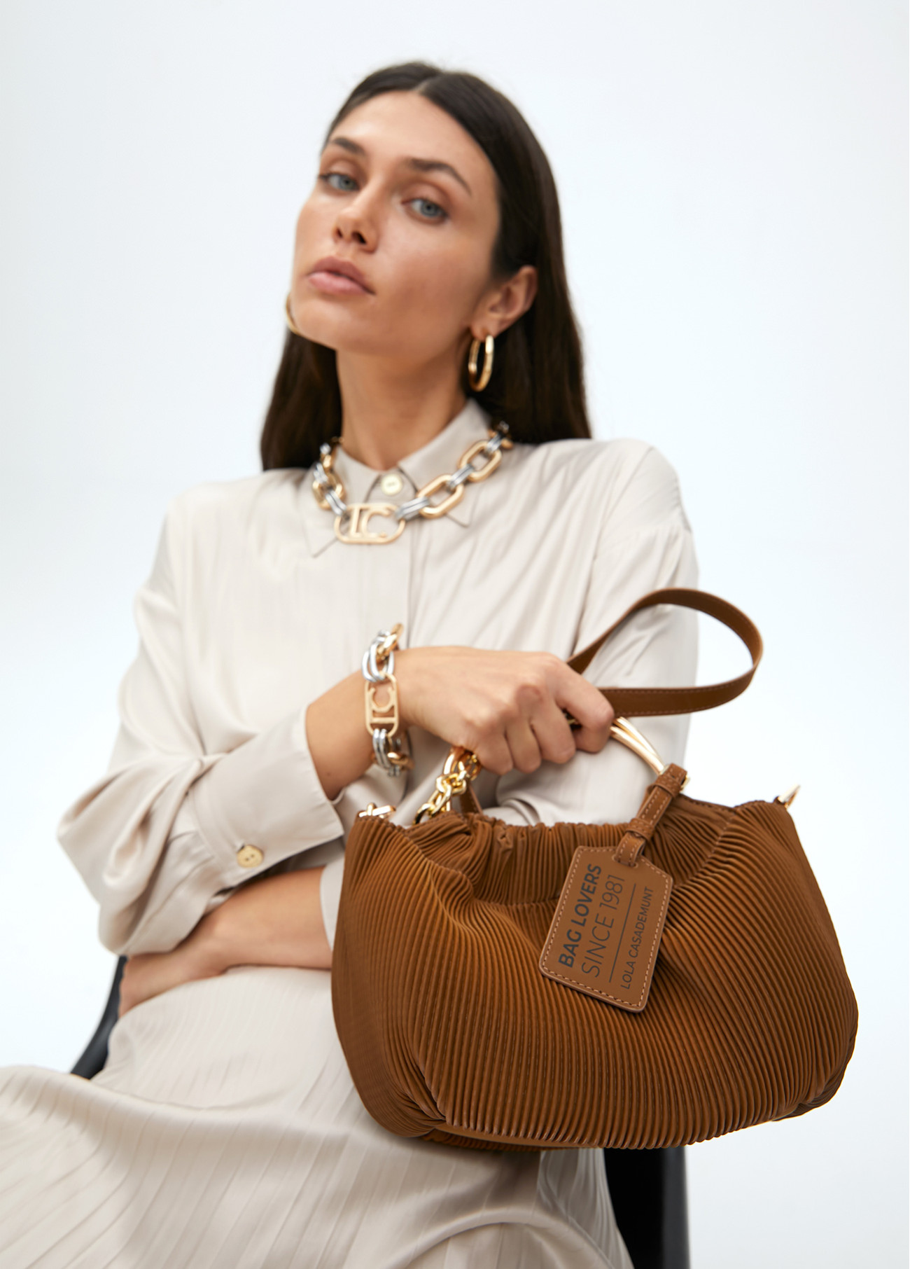 LOLA CASADEMUNT LF2504010 Bolso pequeño plisado efecto piel engomada con etiqueta "bags lovers" MARRON - Imagen 2