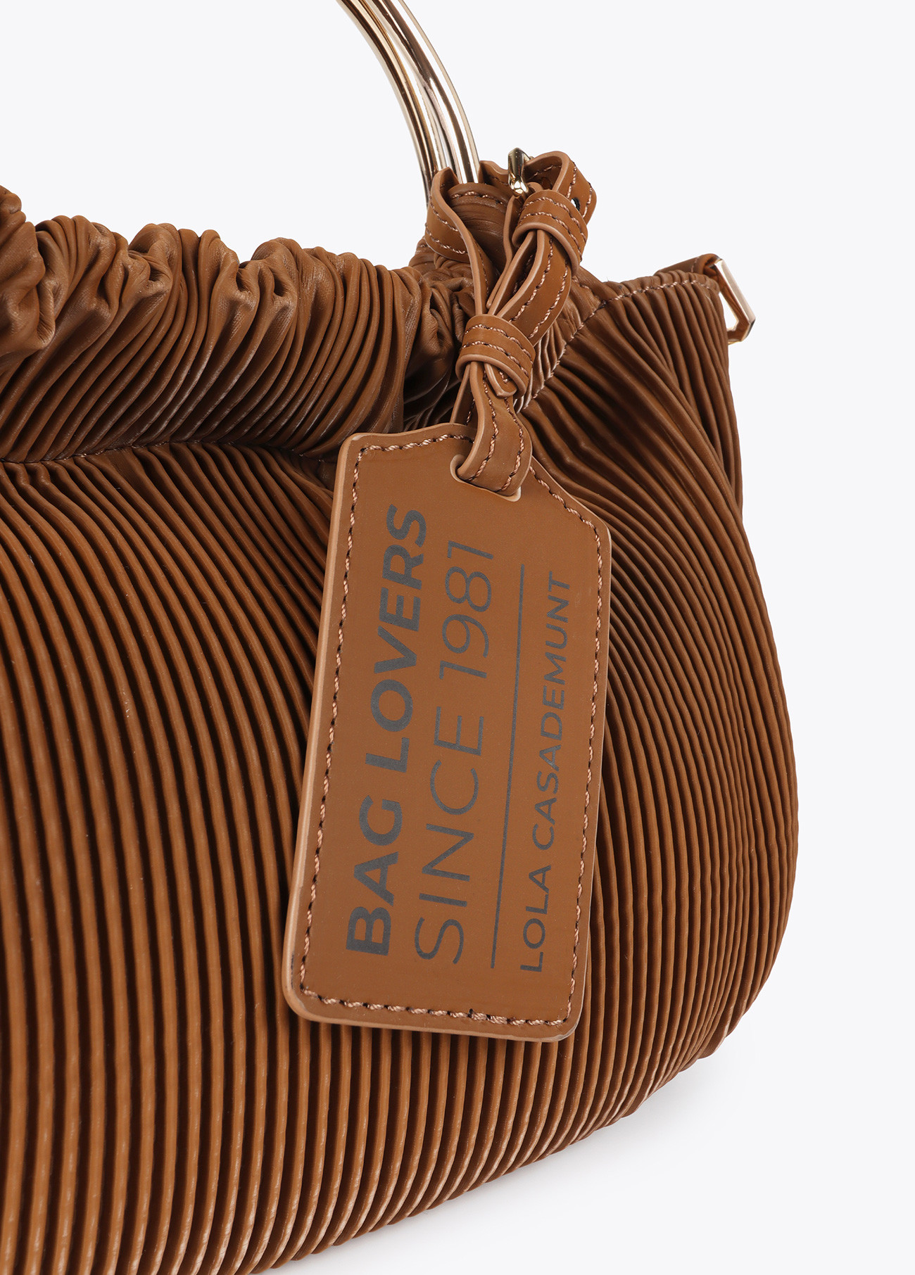 LOLA CASADEMUNT LF2504010 Bolso pequeño plisado efecto piel engomada con etiqueta "bags lovers" MARRON - Imagen 3