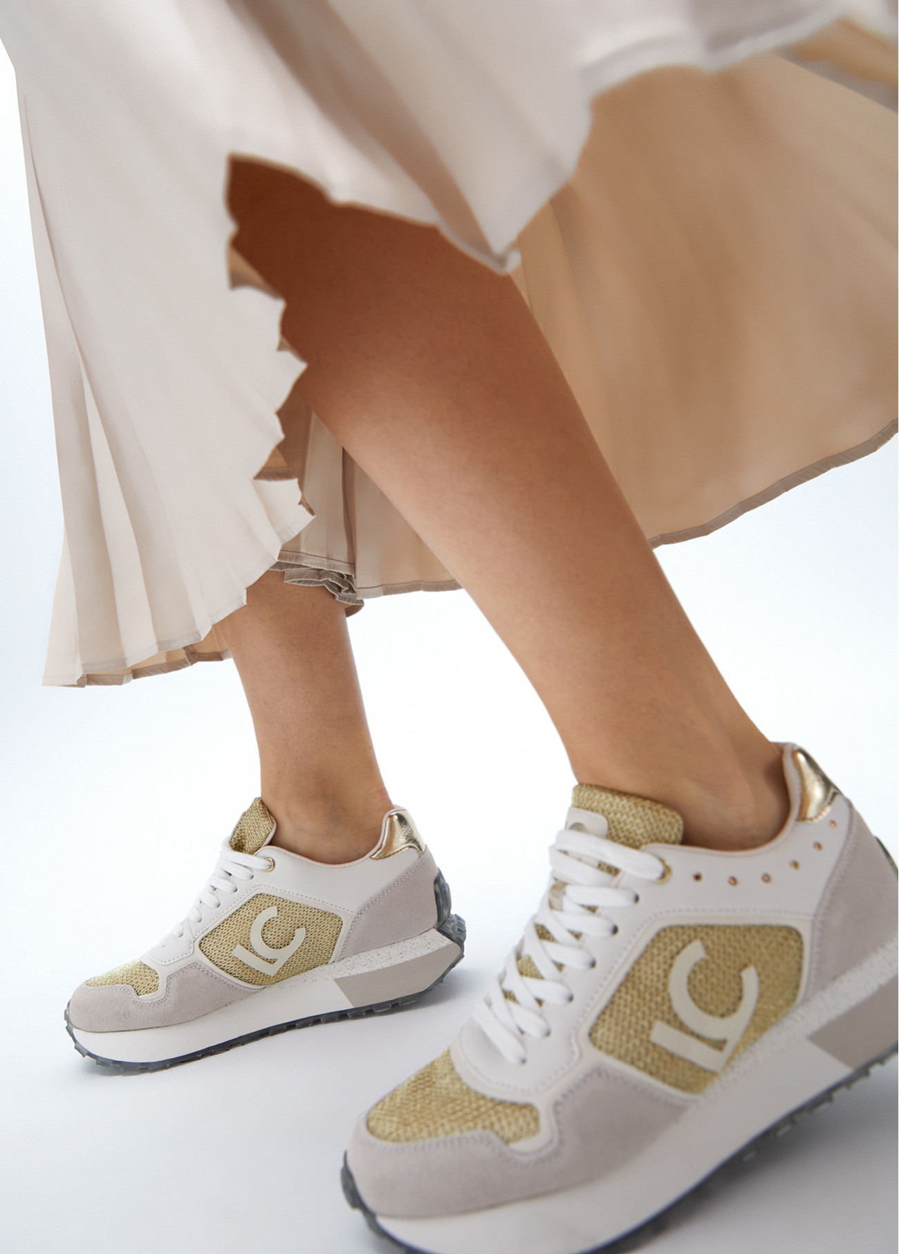 LOLA CASADEMUNT LF2505002 Deportiva con suela personalizada y estampado animal y detalles en piel GRIS CLARO - Imagen 3