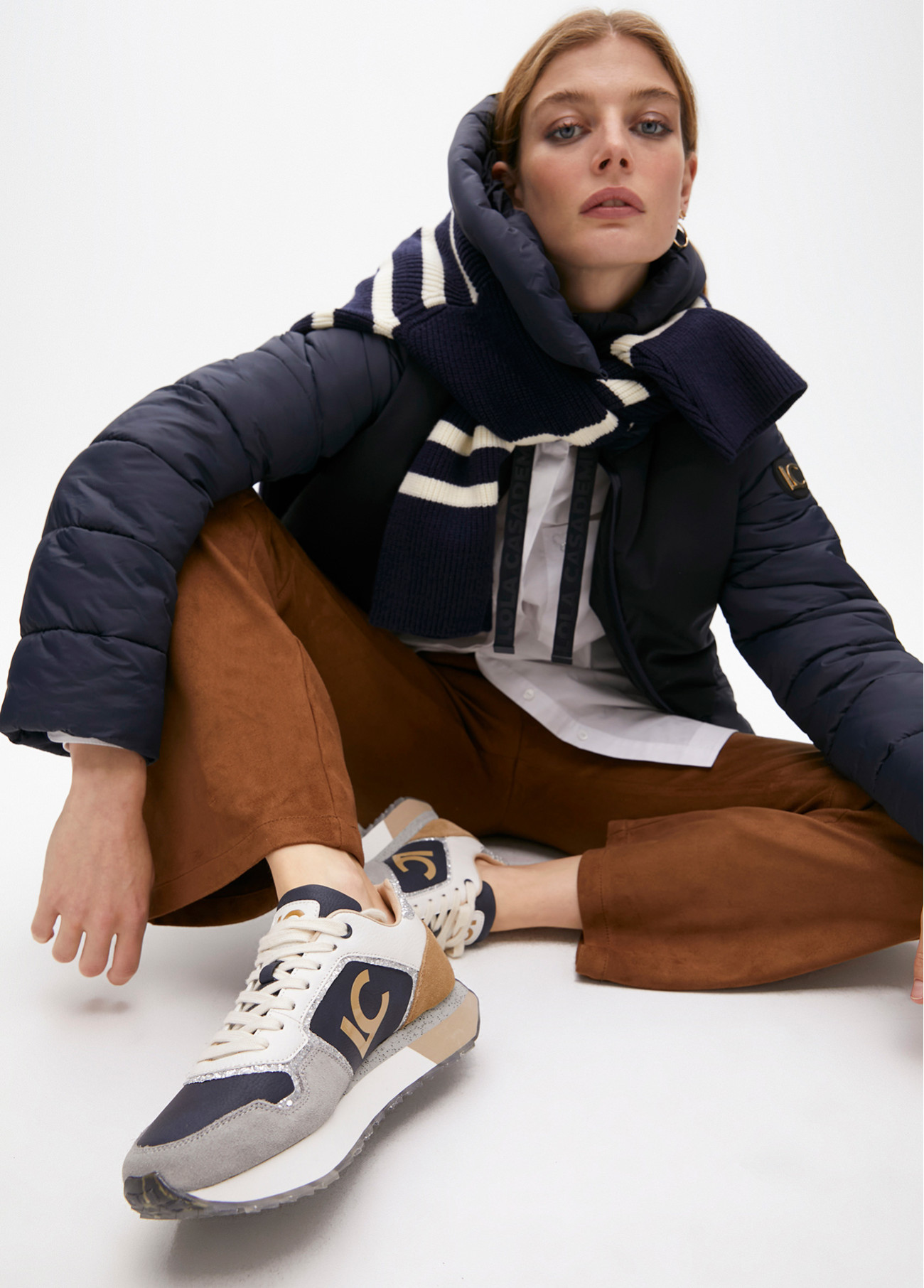 LOLA CASADEMUNT LF2505003 Deportiva con suela personalizada y estampado animal y detalles en piel GRIS OSCURO - Imagen 2