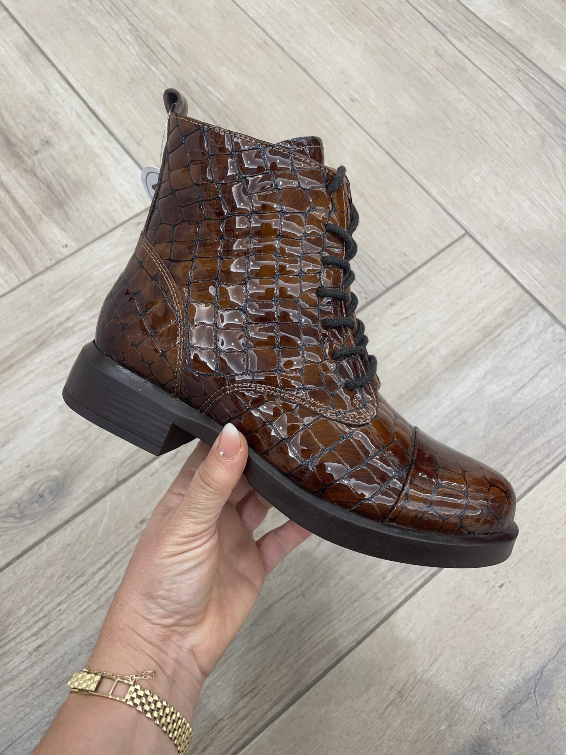 48H 523003 BOTIN CUERO COCO CORDONES PUNTERA