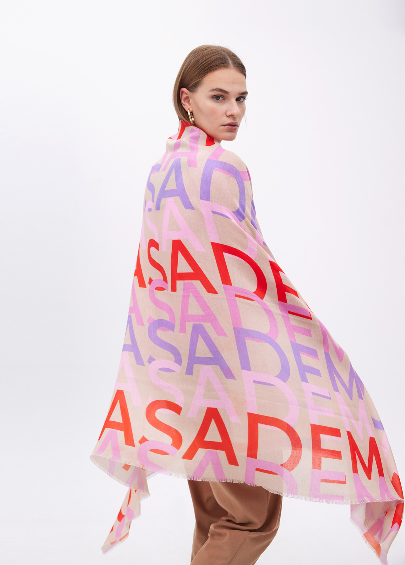 LOLA CASADEMUNT LF2507018 Foular logomania ROJO-LILA - Imagen 4