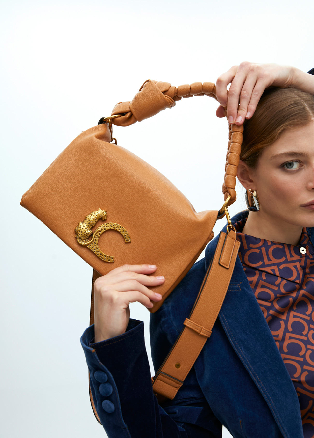 LOLA CASADEMUNT LF2504029 Bandolera con solapa y nudo en asa. Logo LC leopardo CAMEL - Imagen 3