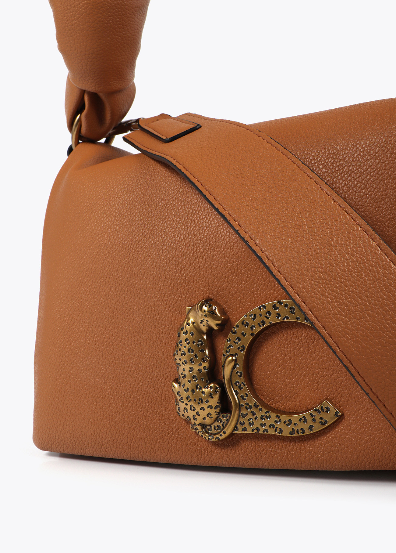 LOLA CASADEMUNT LF2504029 Bandolera con solapa y nudo en asa. Logo LC leopardo CAMEL - Imagen 2