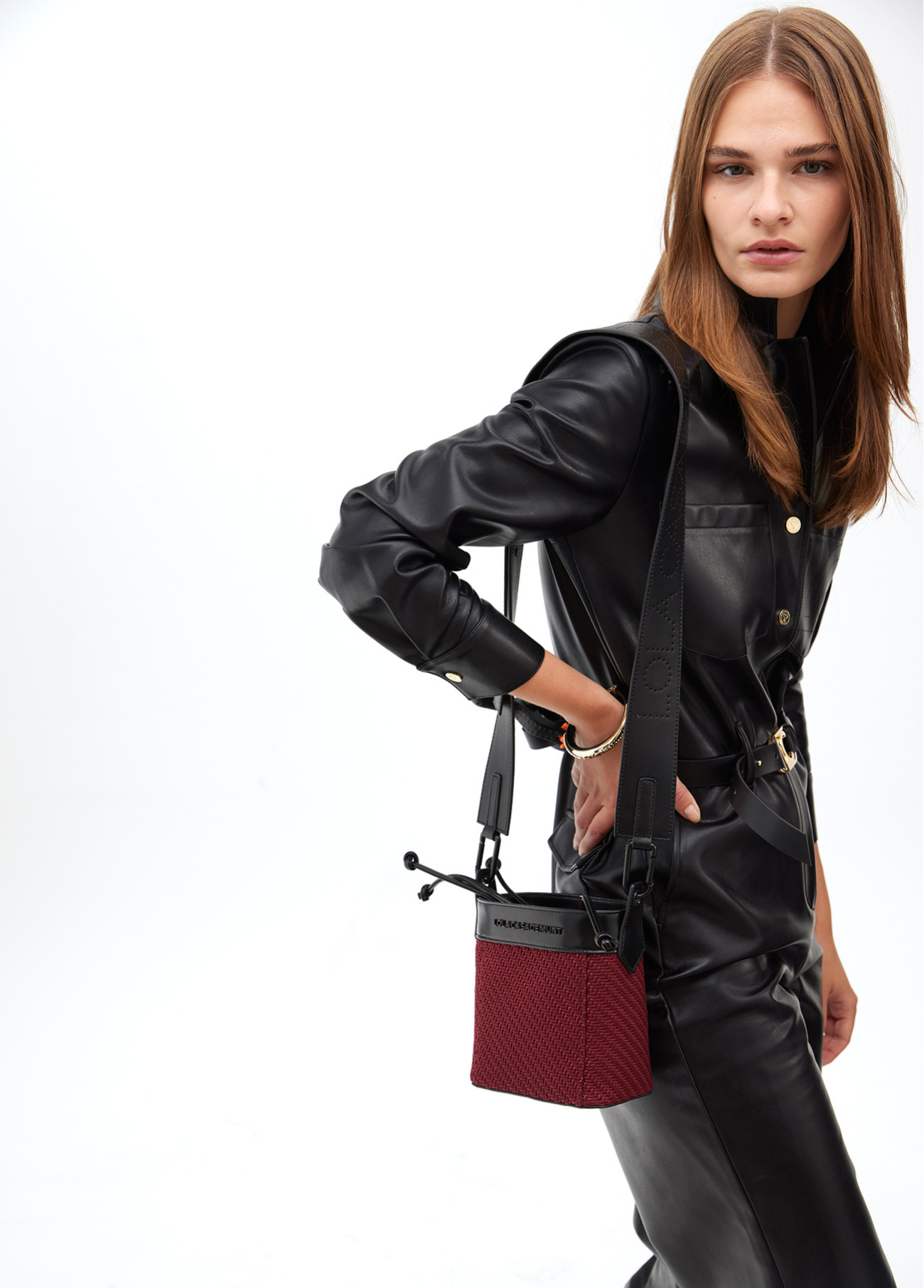 LOLA CASADEMUNT LF2504024 Bolso bandolera combinado tejido y efecto piel BURDEOS - Imagen 4