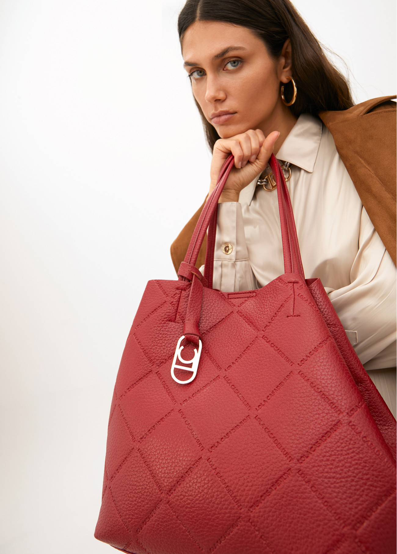 LOLA CASADEMUNT LF2504050 Shopper efecto piel monograma rombos logo ovalado colgante ROJO - Imagen 3