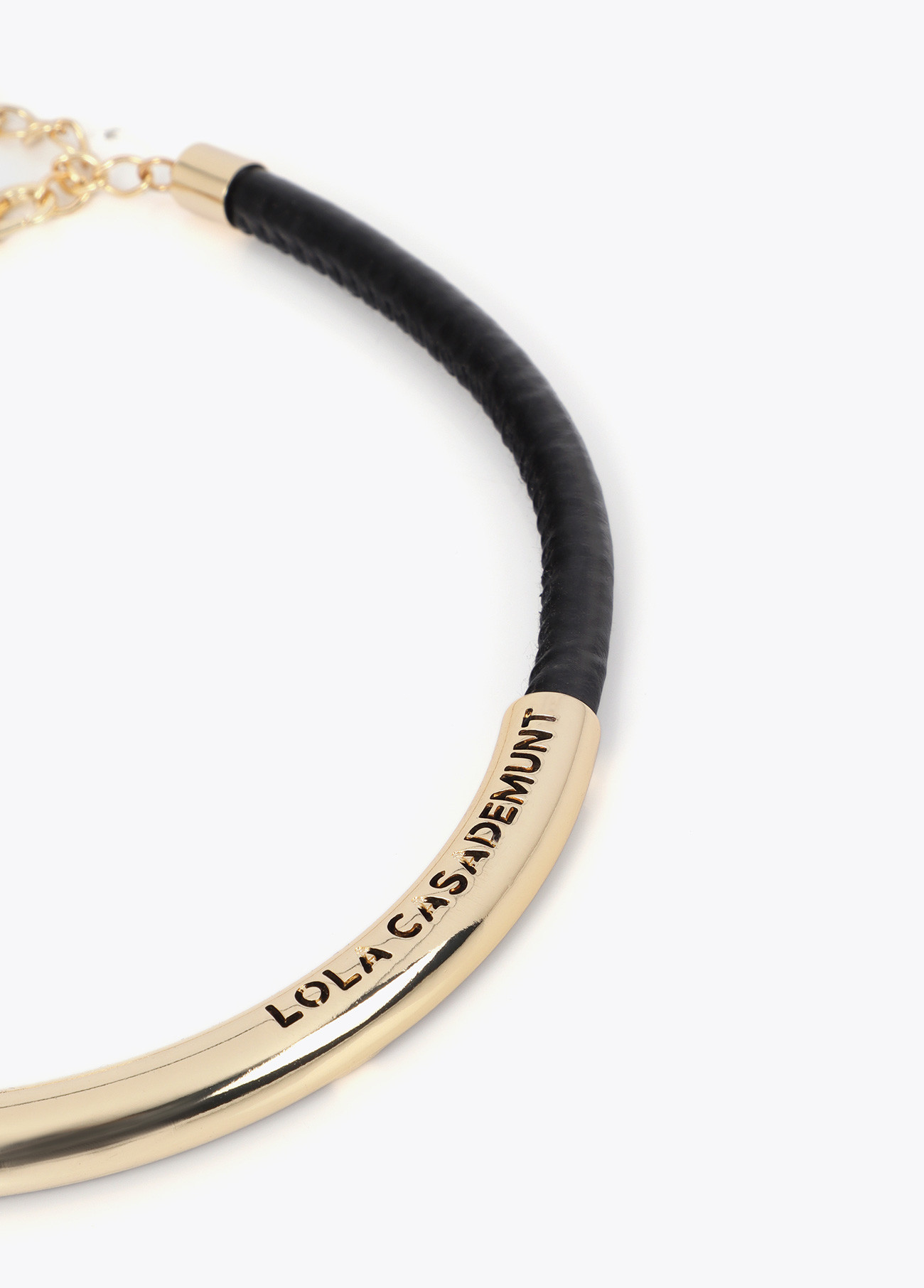 LOLA CASADEMUNT LF2503056 Collar corto tubo efecto piel con metal logo troquelado METAL-NEGRO - Imagen 4