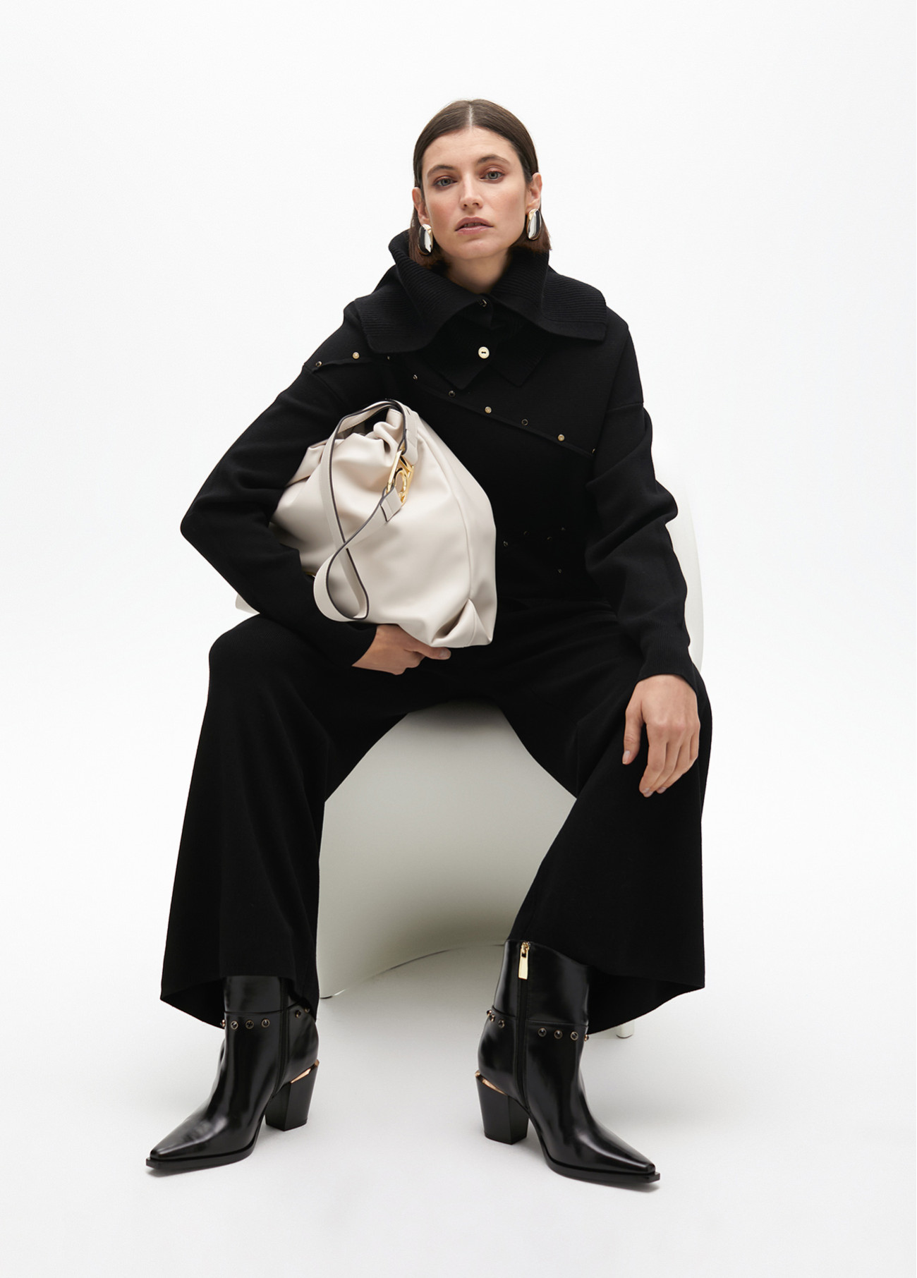 LOLA CASADEMUNT LF2511010 Jersey desestructurado detalle tachas NEGRO