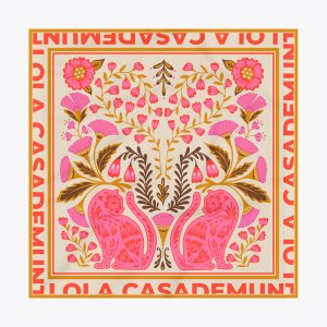LOLA CASADEMUNT LS2607002 Pañuelo satinado con diferentes motivos florales y tigres ROSA-AMARILLO