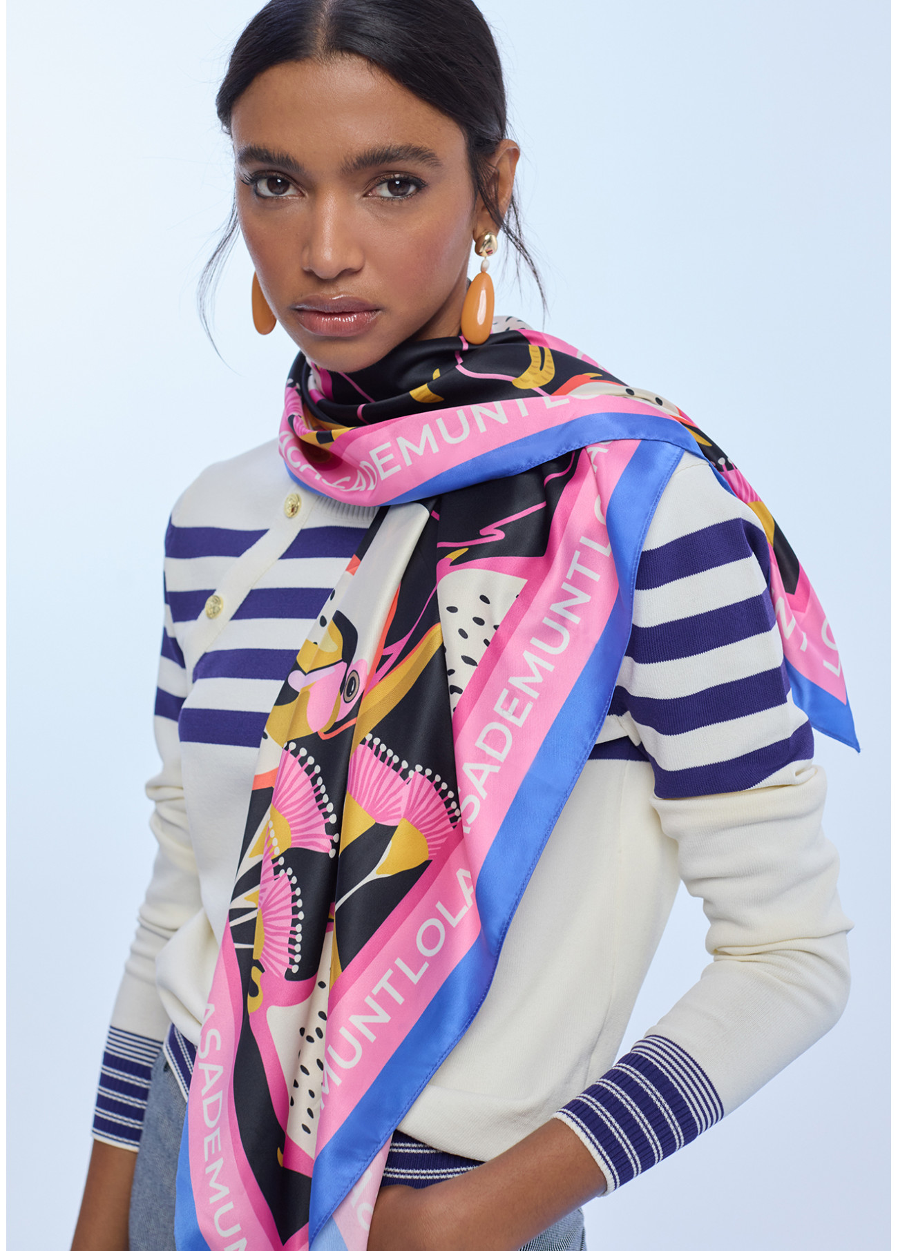 LOLA CASADEMUNT LS2607004 Pañuelo satinado con estampado tropical NEGRO-MULTICOLOR - Imagen 2