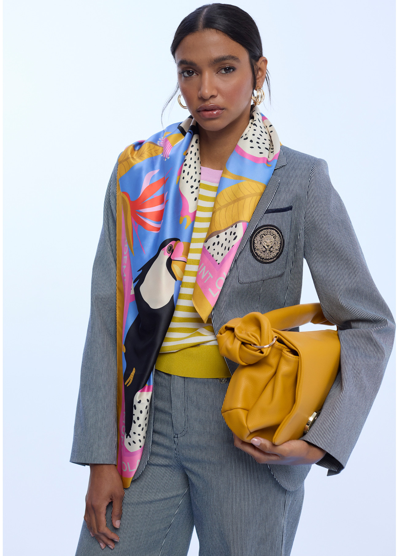 LOLA CASADEMUNT LS2607004 Pañuelo satinado con estampado tropical AZUL-MULTICOLOR - Imagen 2