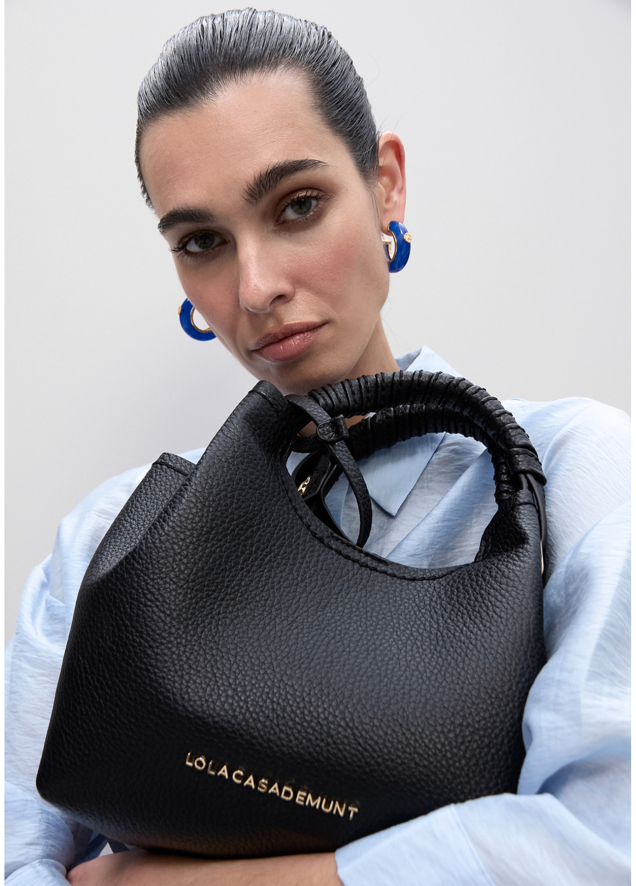 LOLA CASADEMUNT LS2604022 Bandolera pequeña asa trenzada detalles metálicos NEGRO - Imagen 2