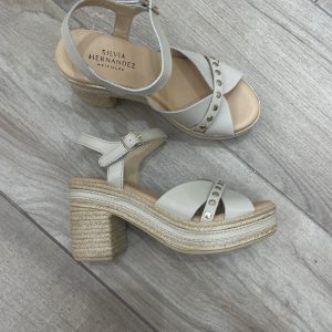 PITILLOS 30213 SANDALIA PALA CON TACHAS CREMA