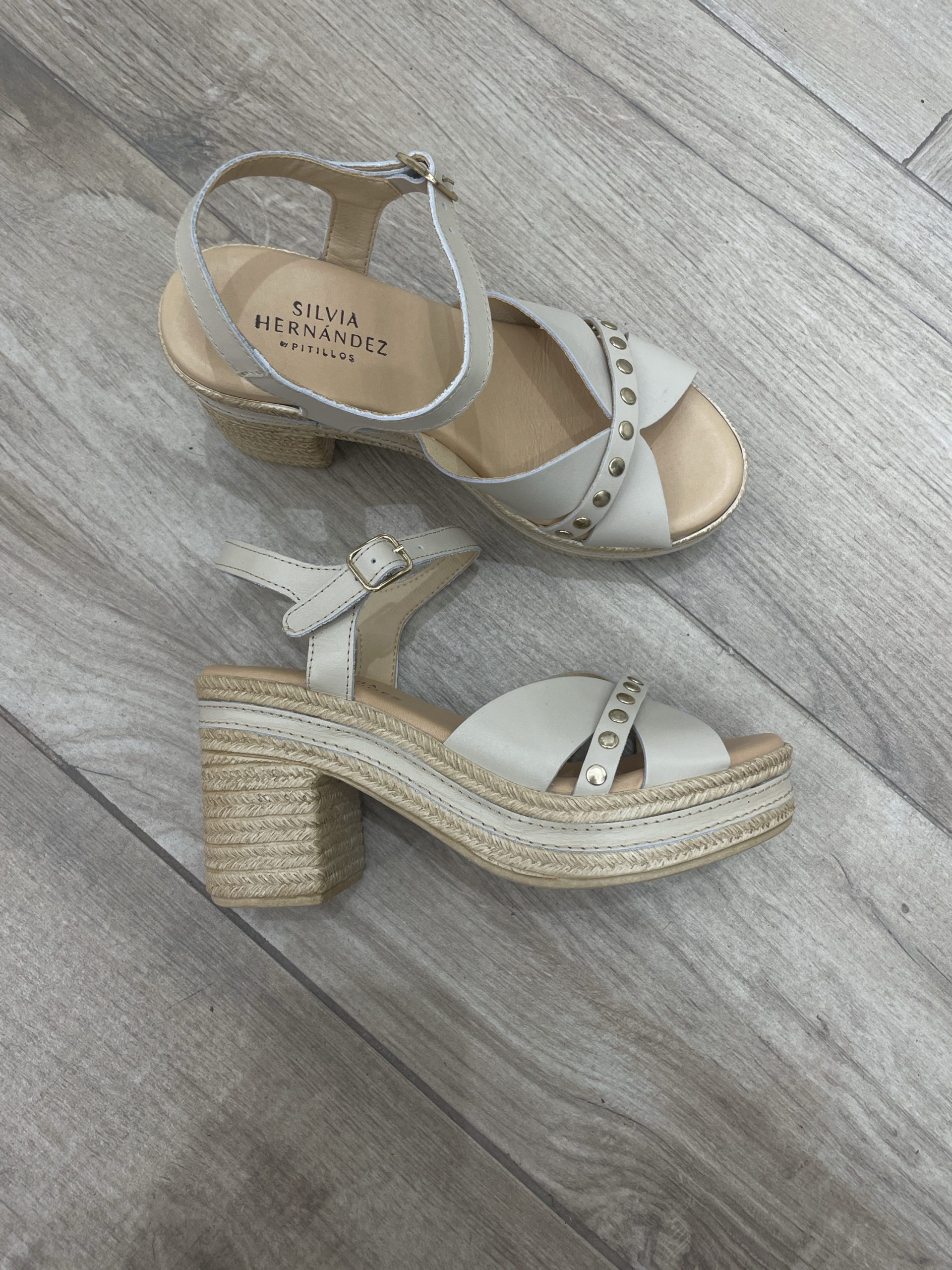 PITILLOS 30213 SANDALIA PALA CON TACHAS CREMA