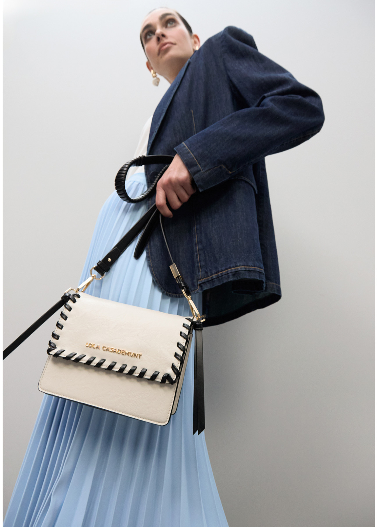 LOLA CASADEMUNT LS2604072 Bandolera con detalle trenzado a contraste NEGRO-CRUDO - Imagen 5