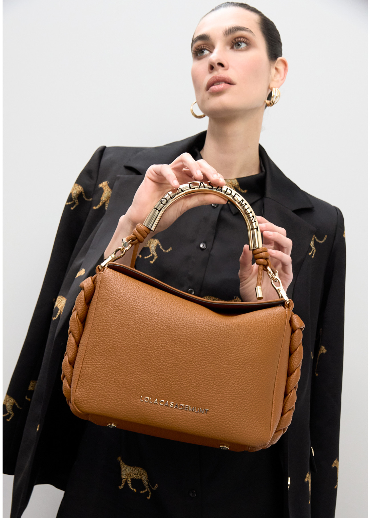 LOLA CASADEMUNT LS2604018 Bolso bandolera asa metálica troquelada CAMEL - Imagen 2