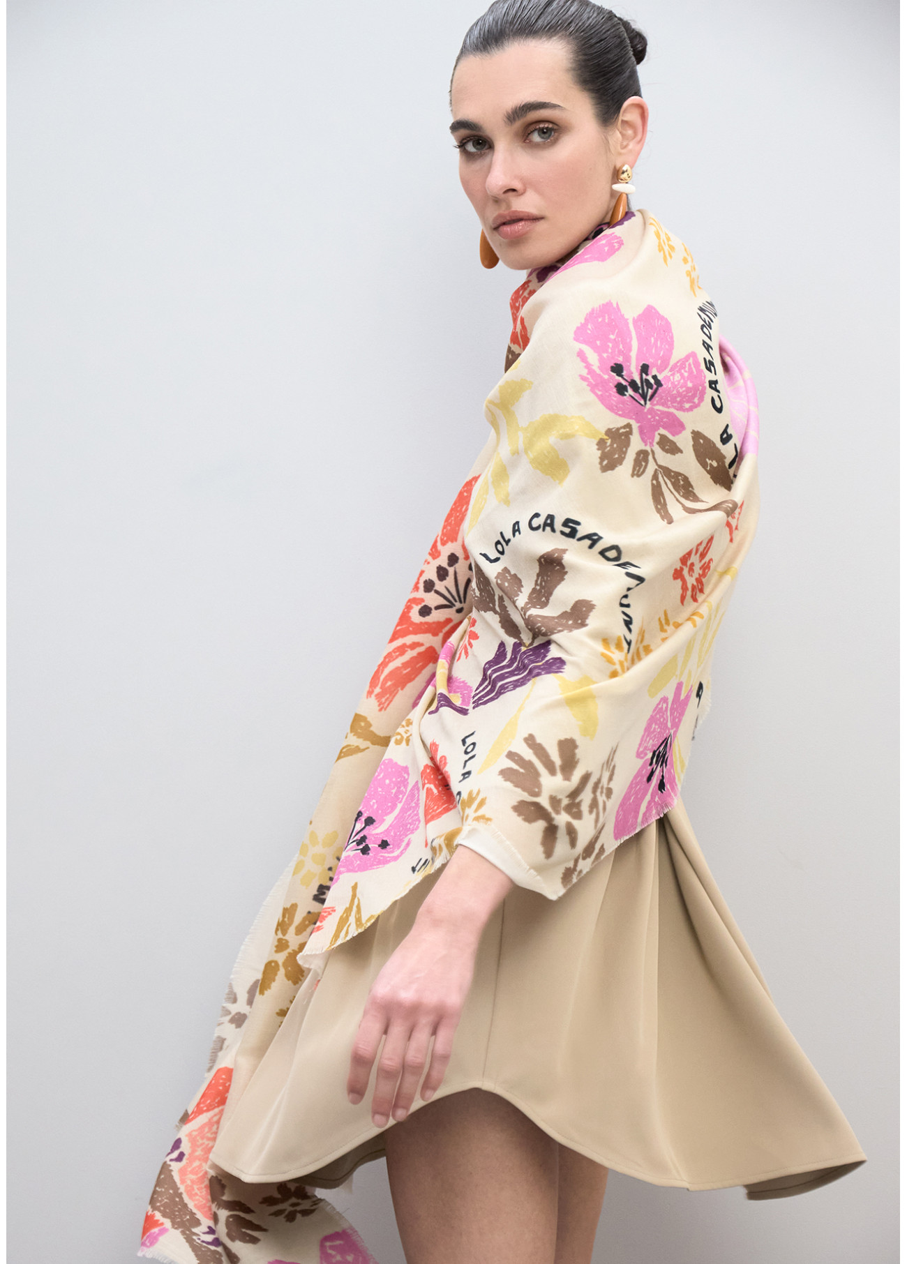 LOLA CASADEMUNT LS2607011 Fular estampado en motivos florales y aves ROSA-AMARILLO